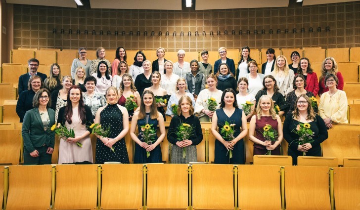 Hebammenwissenschaften Abschluss Gruppenfoto 34 ST s