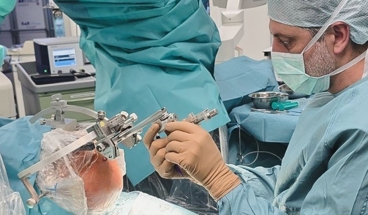 Tiefenhirnstimulation Prof Shiban quer