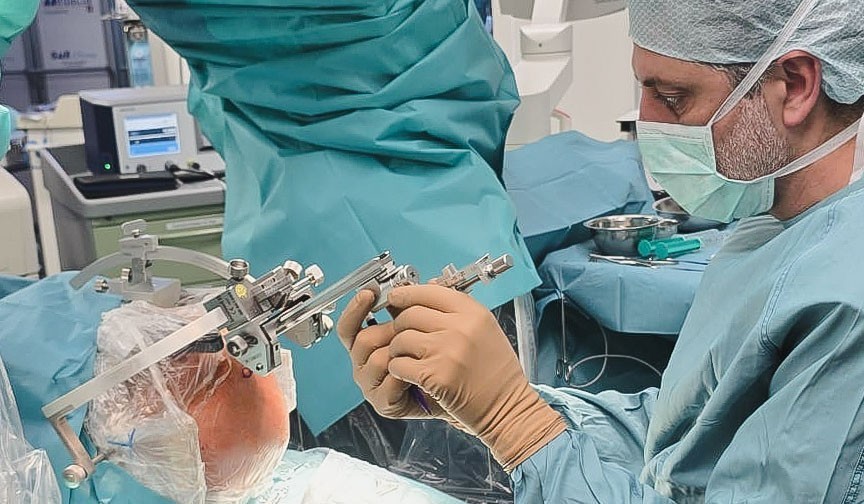 Tiefenhirnstimulation Prof Shiban quer