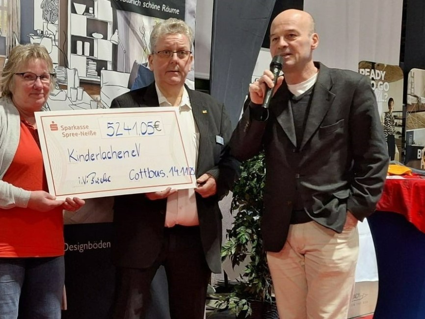 Spendenuebergabe Bild final