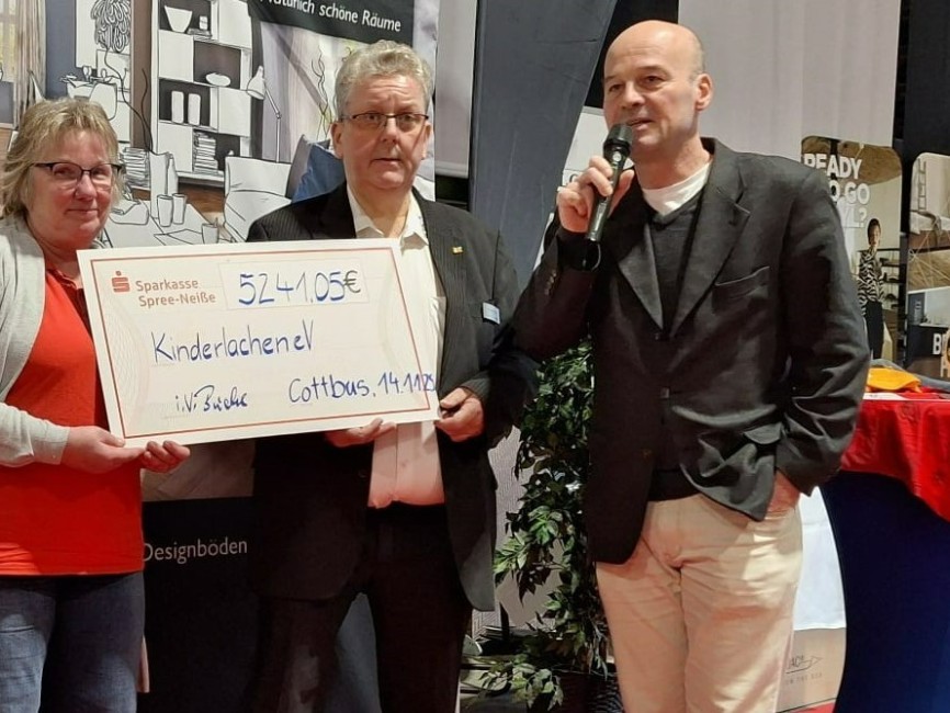Spendenuebergabe Bild final