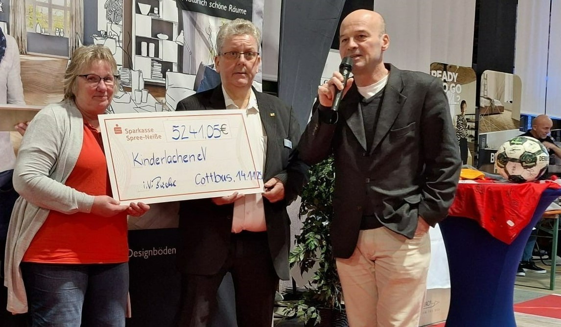 Spendenuebergabe Bild final