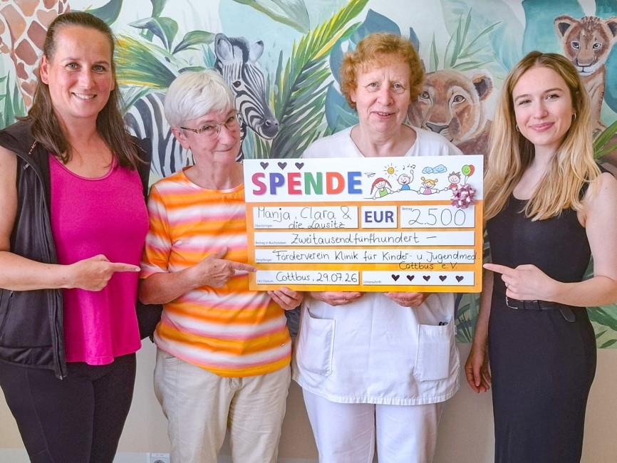 Auf dem Foto (von links): Manja Koal, Dr. Elisabeth Holfeldt, Schwester Ines und Clara Valerie.